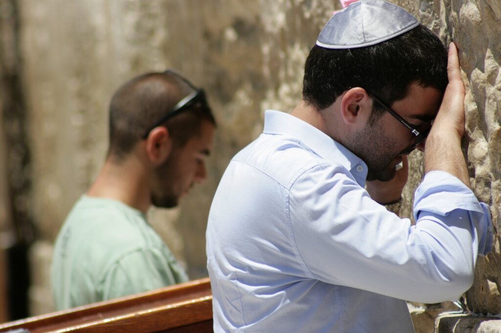 אנשים מתפללים
